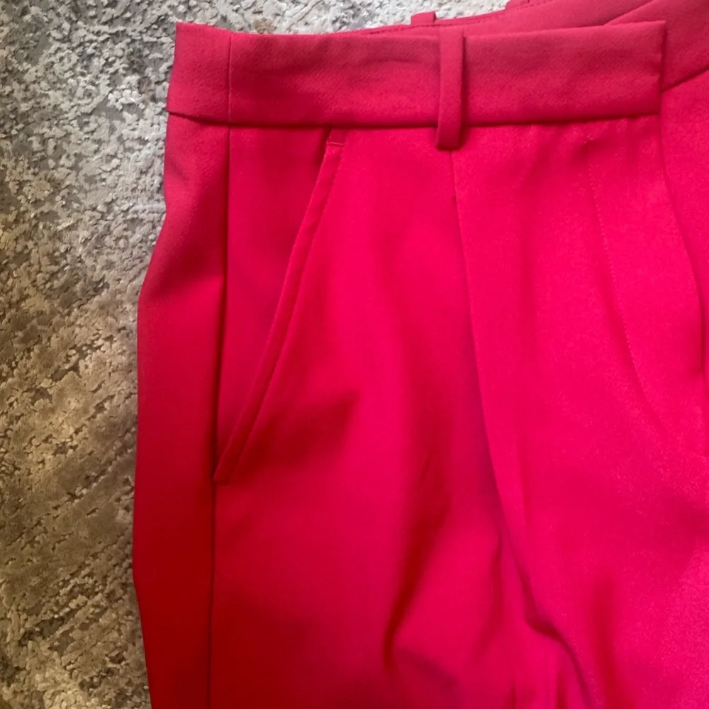 NWOT- Zara Women's Shorts.. Fuchsia color - Picture 10 of 12